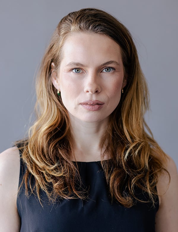 vrouwelijk model met bruin haar Regina