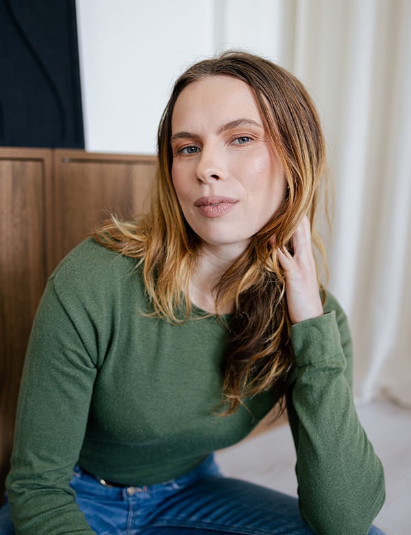 vrouwelijk model met bruin haar Regina