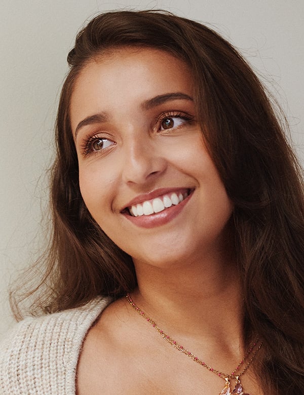 Vrouwelijk model bruin haar sanna