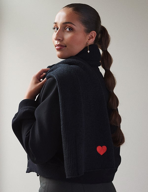 Vrouwelijk model bruin haar Sanna