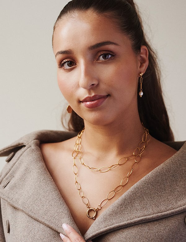 Vrouwelijk model bruin haar Sanna