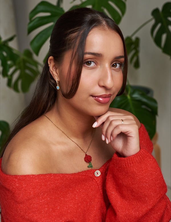 Vrouwelijk model met zwart haar Sanna