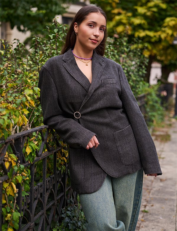 Vrouwelijk model met zwart haar Sanna