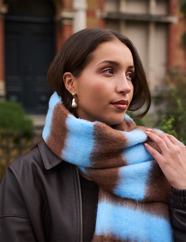 Vrouwelijk model met zwart haar Sanna