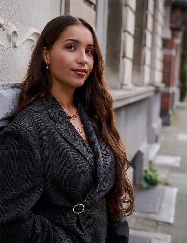 Vrouwelijk model met zwart haar Sanna