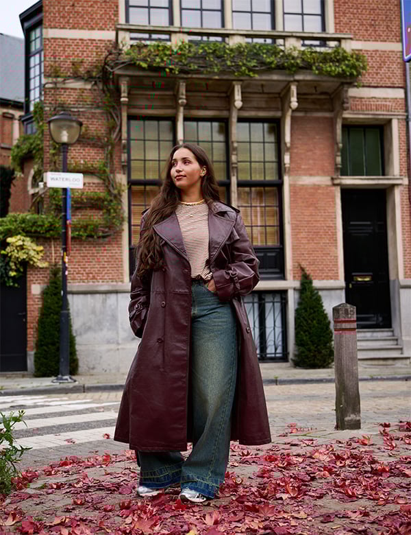 Vrouwelijk model met zwart haar Sanna