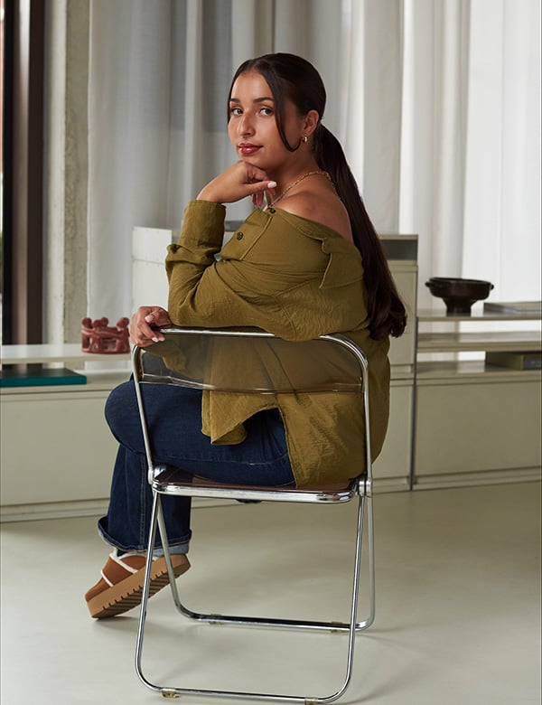 Vrouwelijk model met zwart haar Sanna