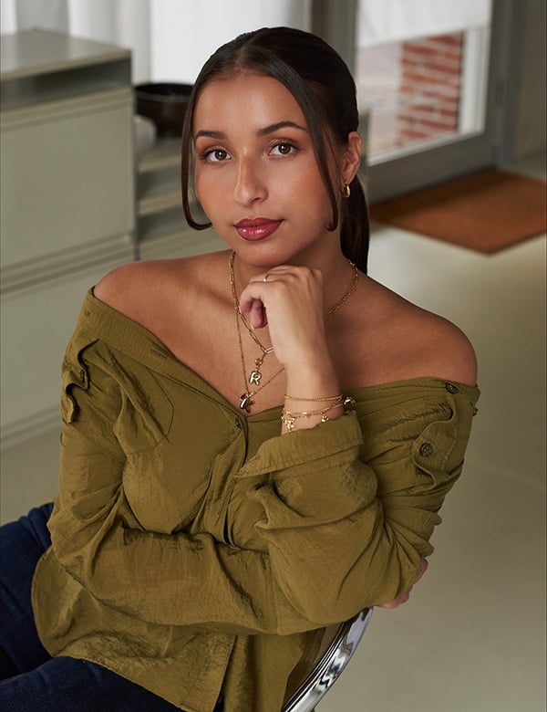Vrouwelijk model met zwart haar Sanna