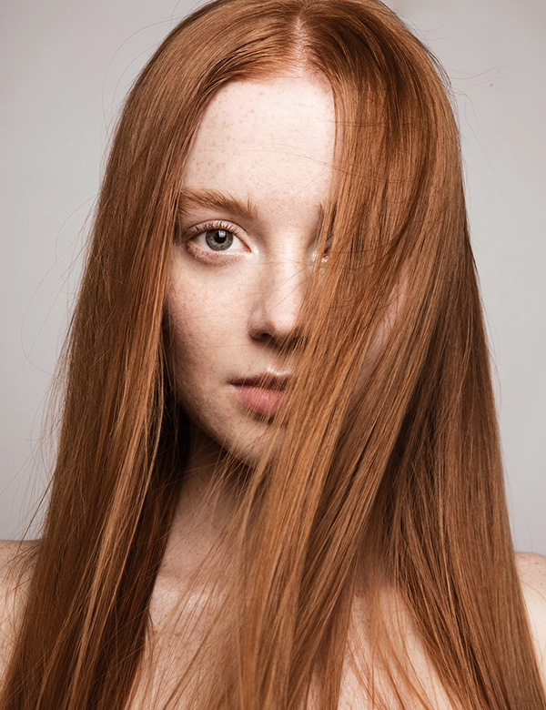 Vrouwelijk model rood haar Saskia