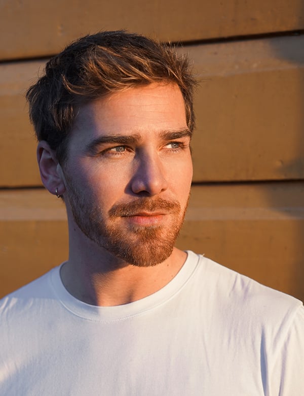 Mannelijk model met blond haar Servaas