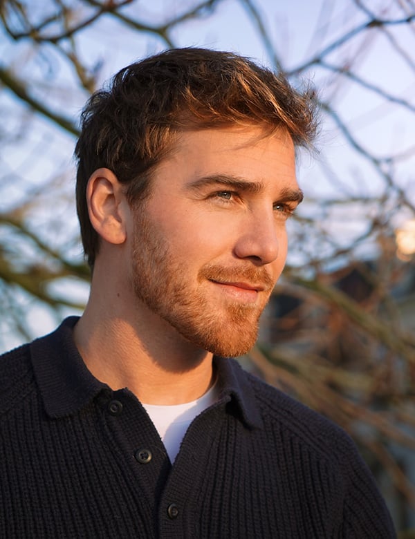 Mannelijk model met blond haar Servaas