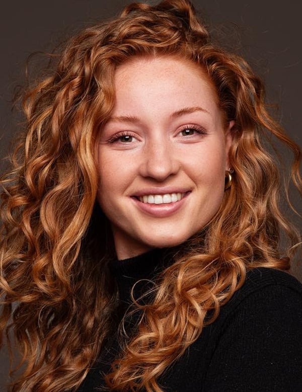 Vrouwelijk model rood haar simone