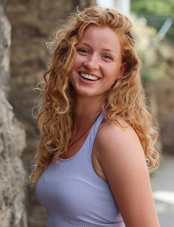 Vrouwelijk model rood haar Simone