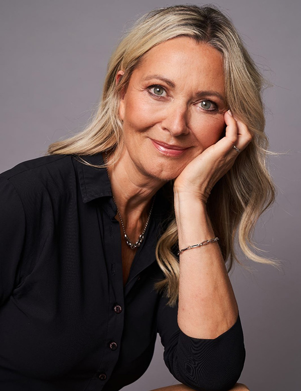 Vrouwelijk model blond haar Anita