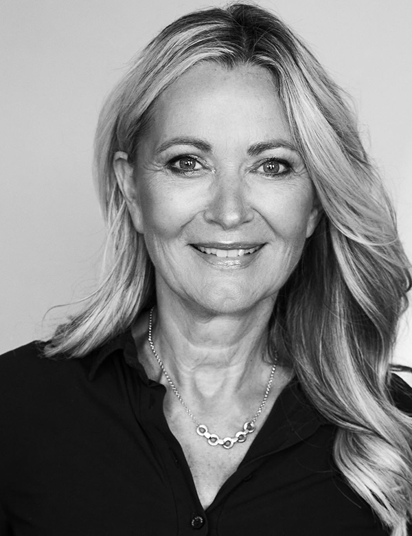 Vrouwelijk model blond haar Anita
