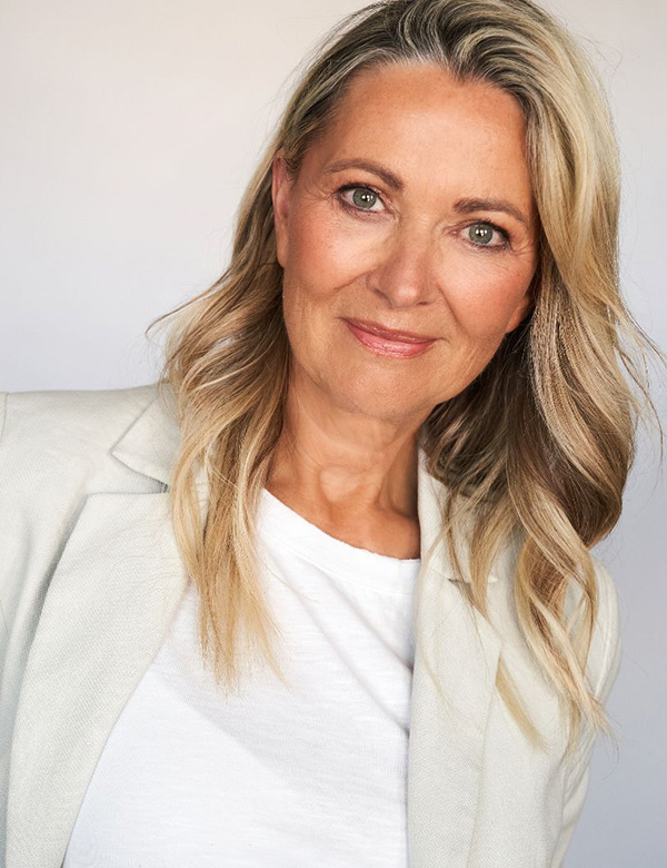 Vrouwelijk model blond haar Anita