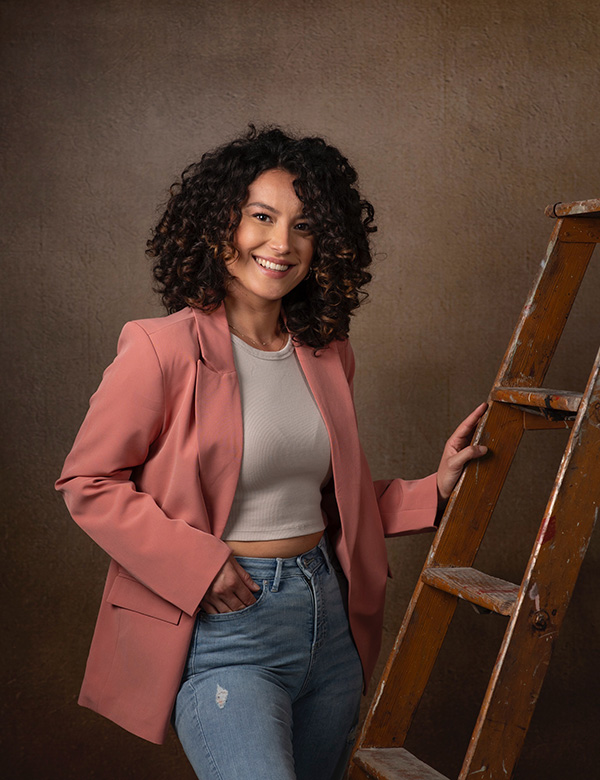vrouwelijk model met krullend haar Christel