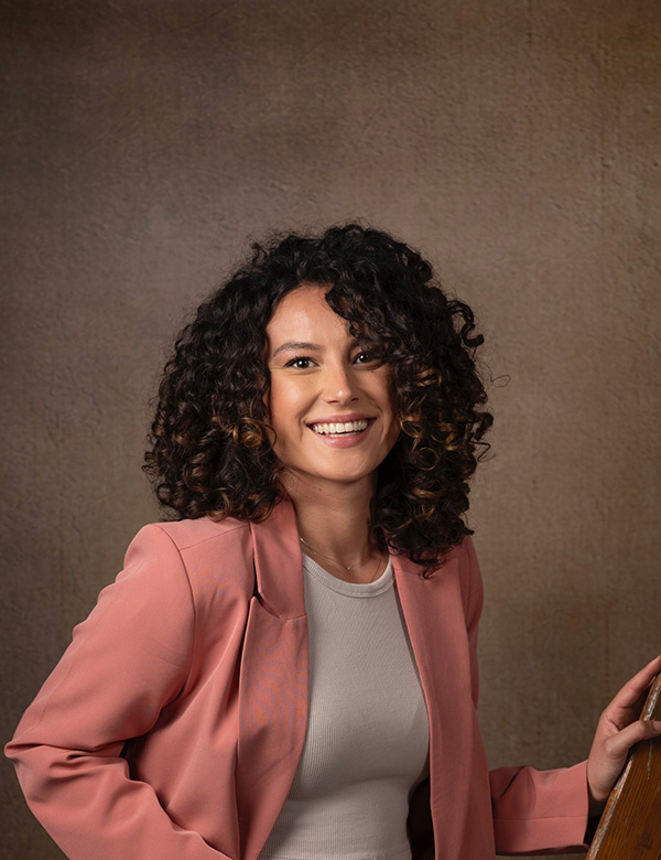 vrouwelijk model met krullend haar Christel