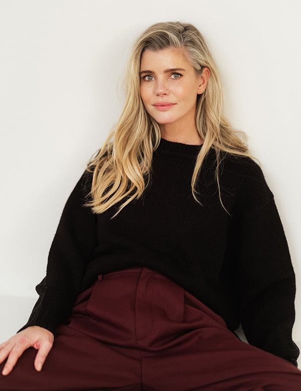 Vrouwelijk model met blond/grijs haar Janna