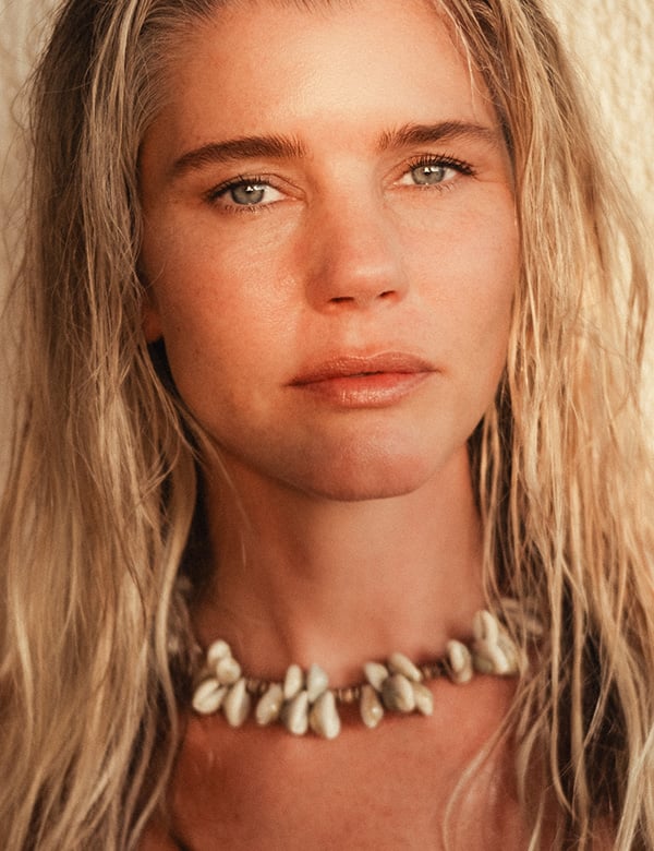 vrouwelijk model met blond haar Janna