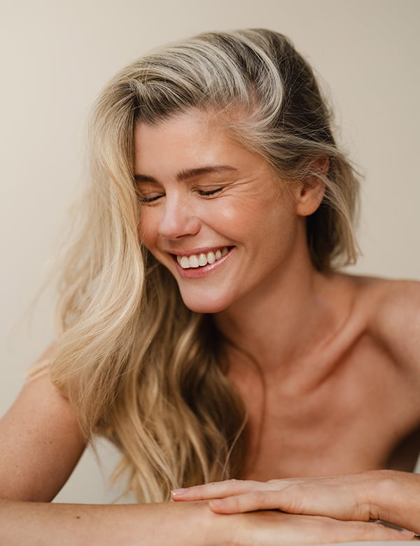 Vrouwelijk model met blond/grijs haar Janna