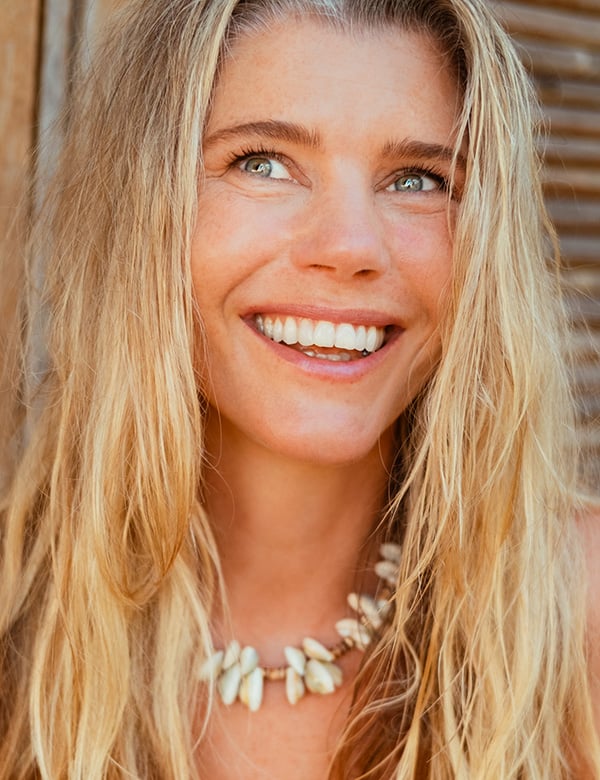 vrouwelijk model met blond haar Janna