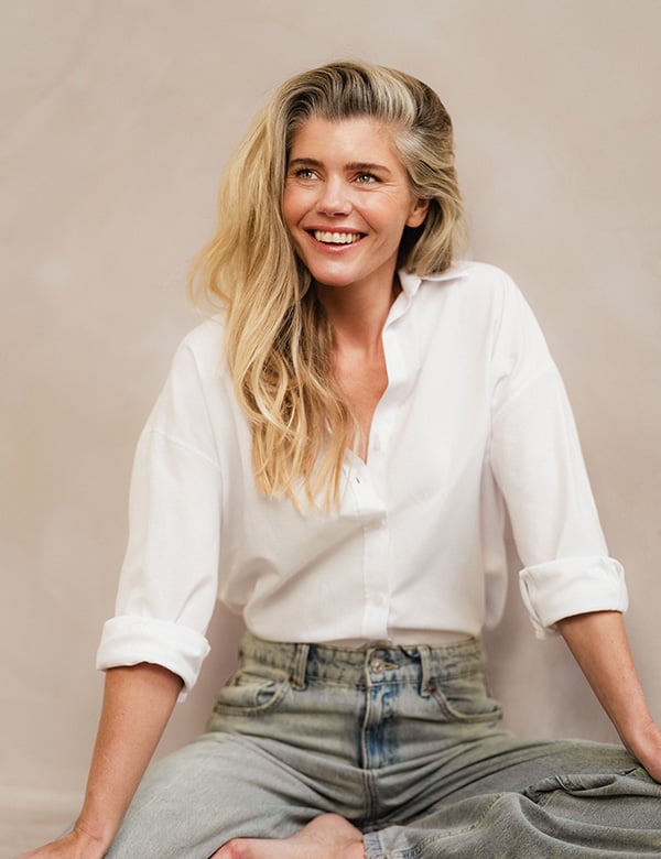 Vrouwelijk model met blond/grijs haar Janna