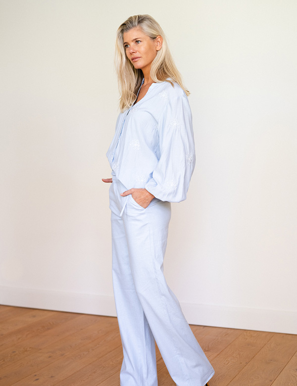 Vrouwelijk model met blond haar Janna
