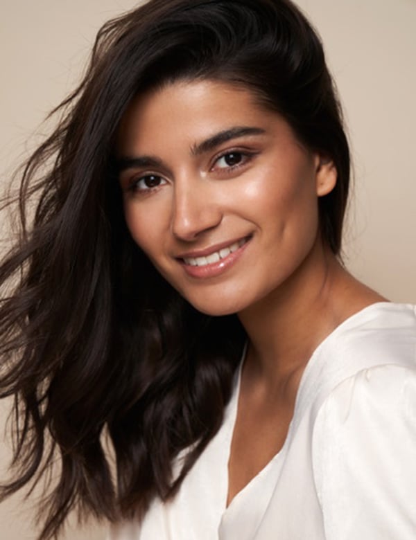 Vrouwelijk model bruin haar linn