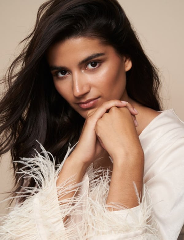 Vrouwelijk model bruin haar Linn