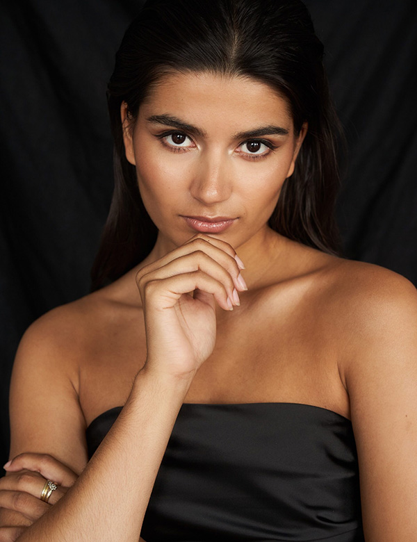 Vrouwelijk model bruin haar Linn