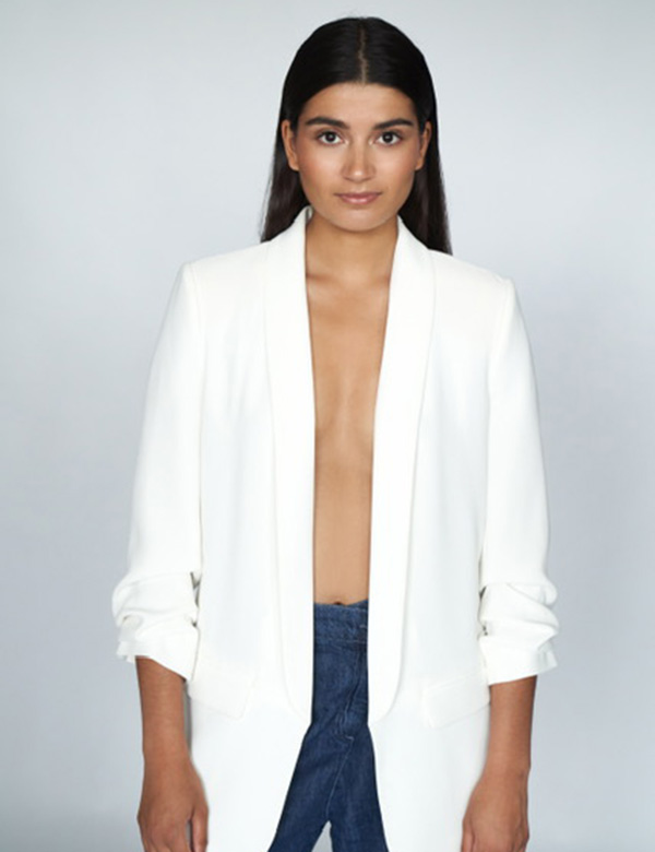 Vrouwelijk model bruin haar Linn