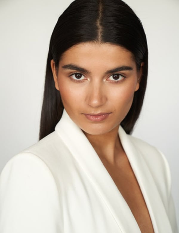 Vrouwelijk model bruin haar Linn