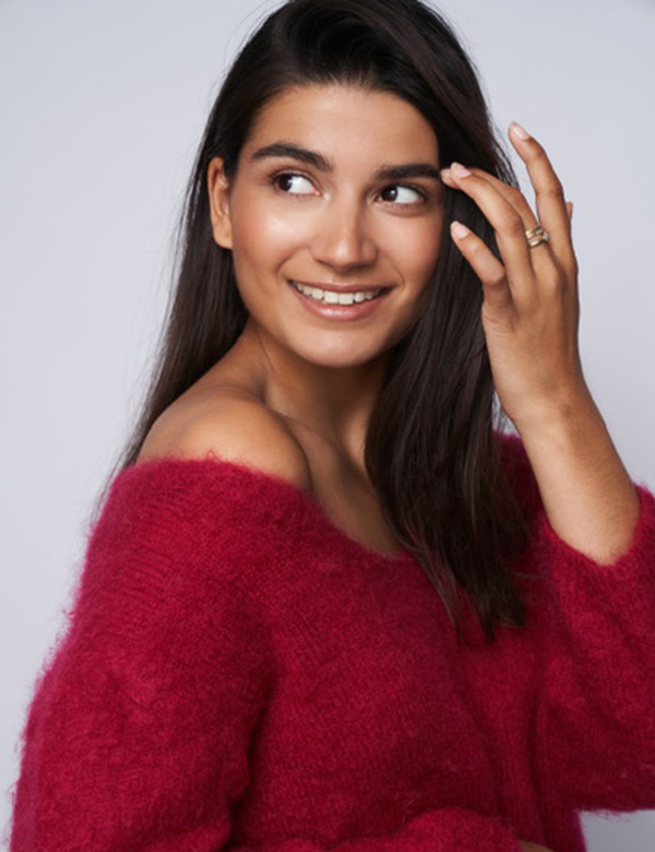 Vrouwelijk model bruin haar Linn