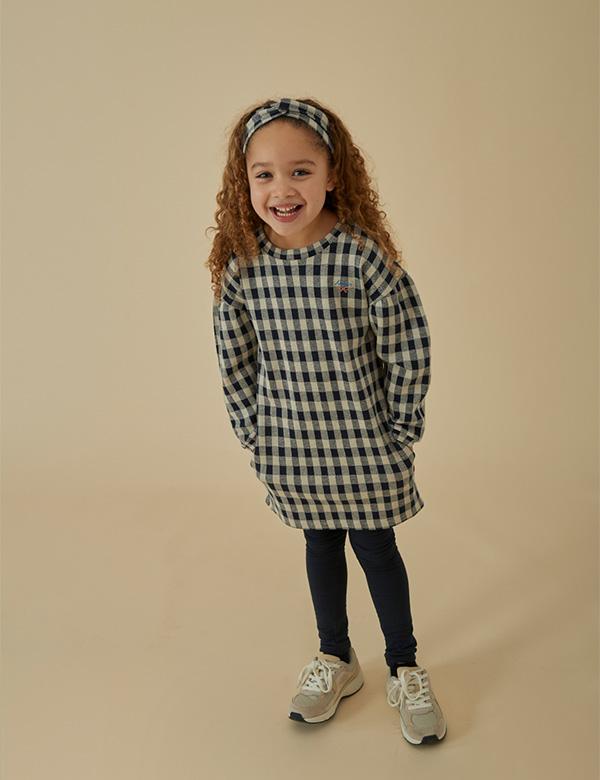 Kindermodel met donkerblond haar Liyana