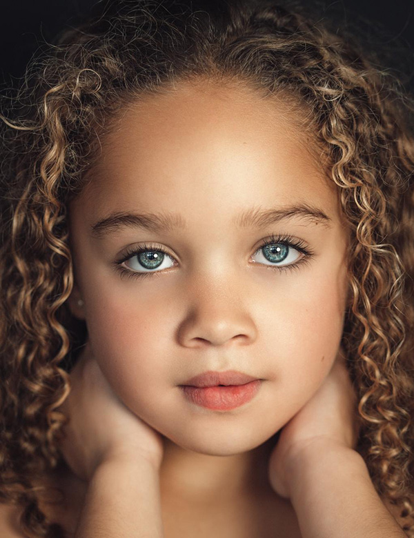 Kindermodel met donkerblond haar Liyana
