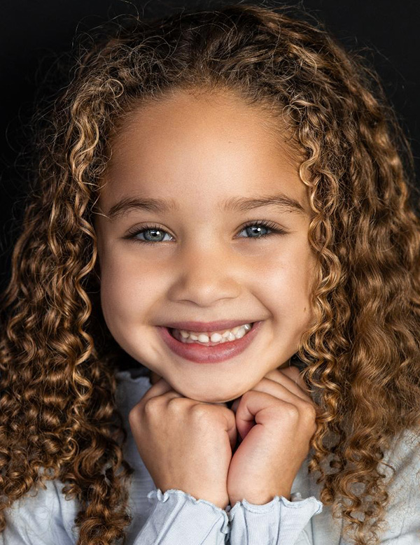 Kindermodel met donkerblond haar liyana