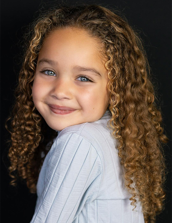 Kindermodel met donkerblond haar Liyana
