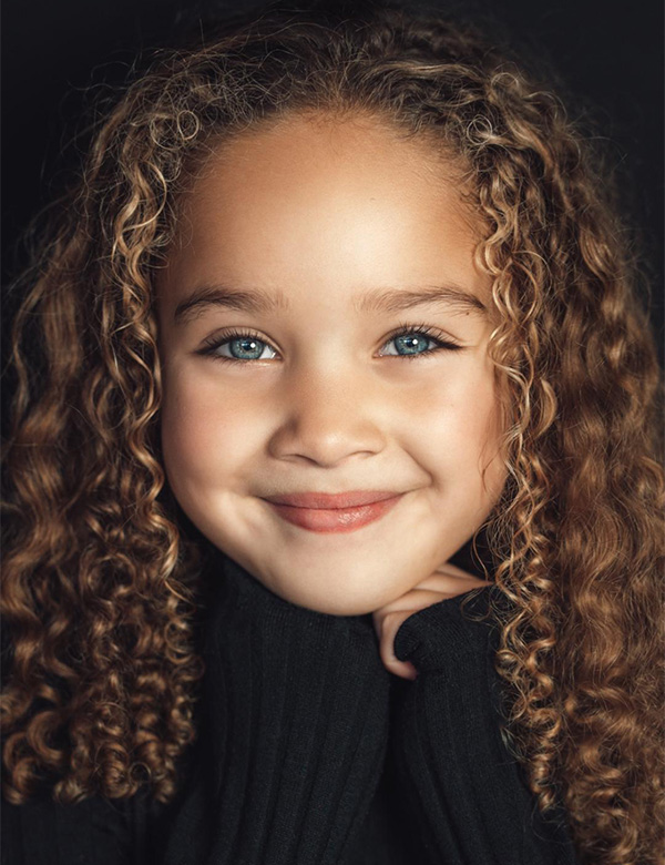 Kindermodel met donkerblond haar Liyana
