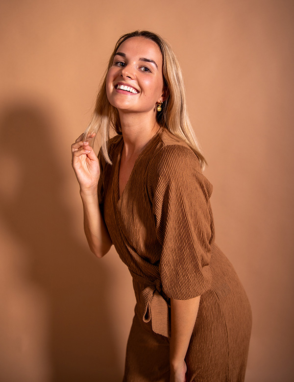 Vrouwelijk model blond haar Michelle