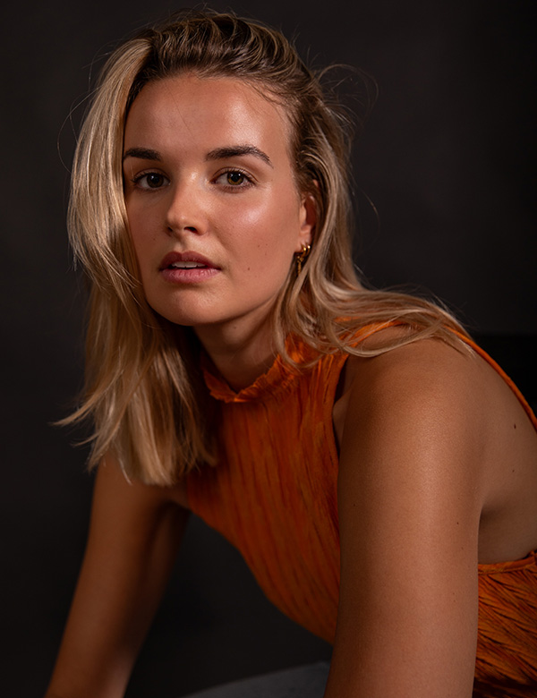 Vrouwelijk model blond haar Michelle