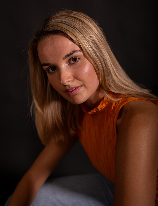 Vrouwelijk model blond haar Michelle