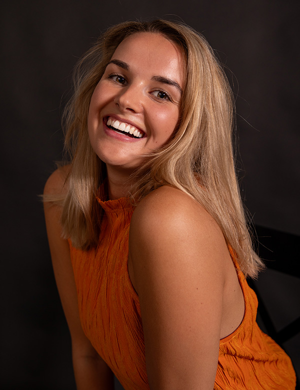 Vrouwelijk model blond haar Michelle
