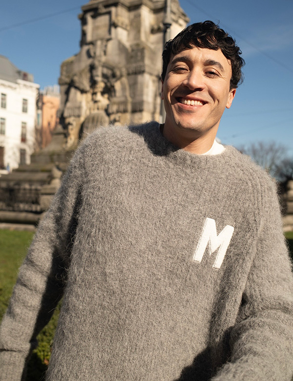 mannelijk model met donker haar Moussa
