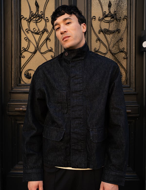 mannelijk model met donker haar Moussa