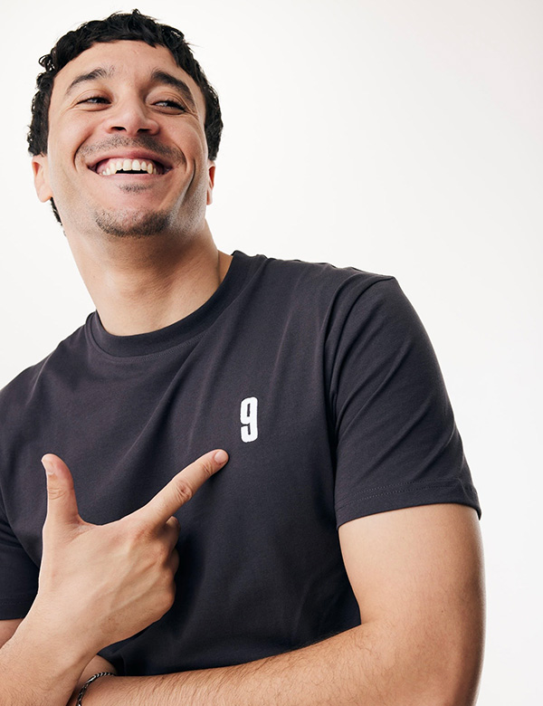 Mannelijk model met bruin haar Moussa.