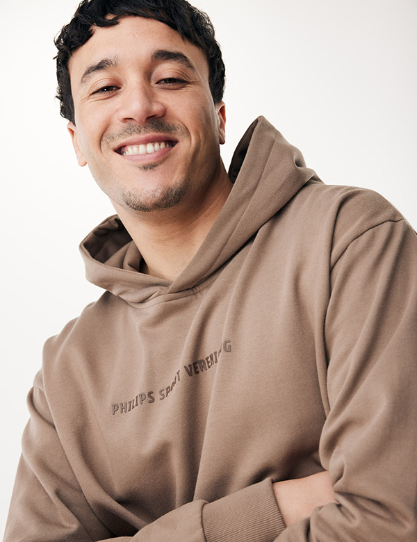 Mannelijk model met bruin haar Moussa.