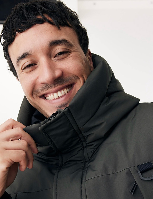 Mannelijk model met bruin haar Moussa.