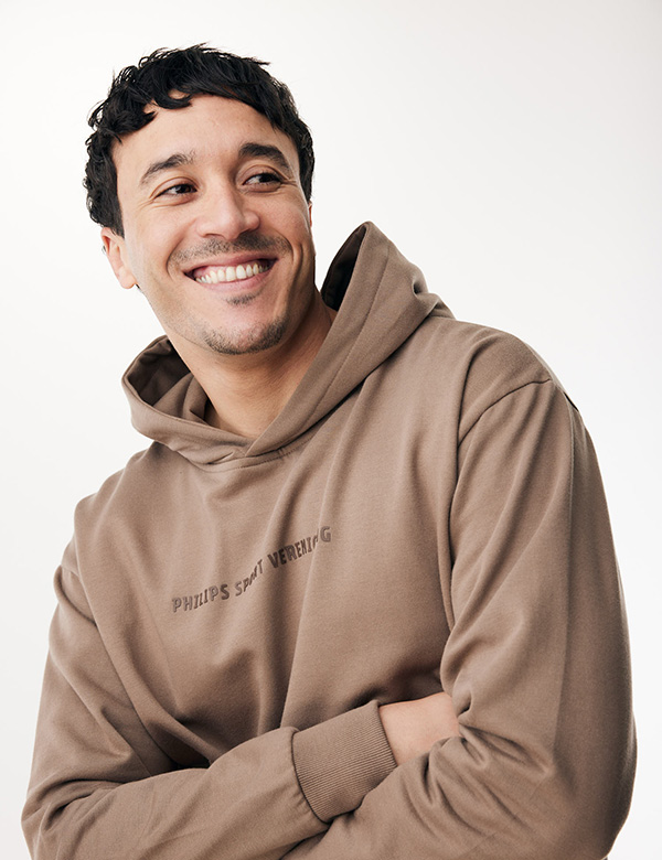 Mannelijk model met bruin haar Moussa.