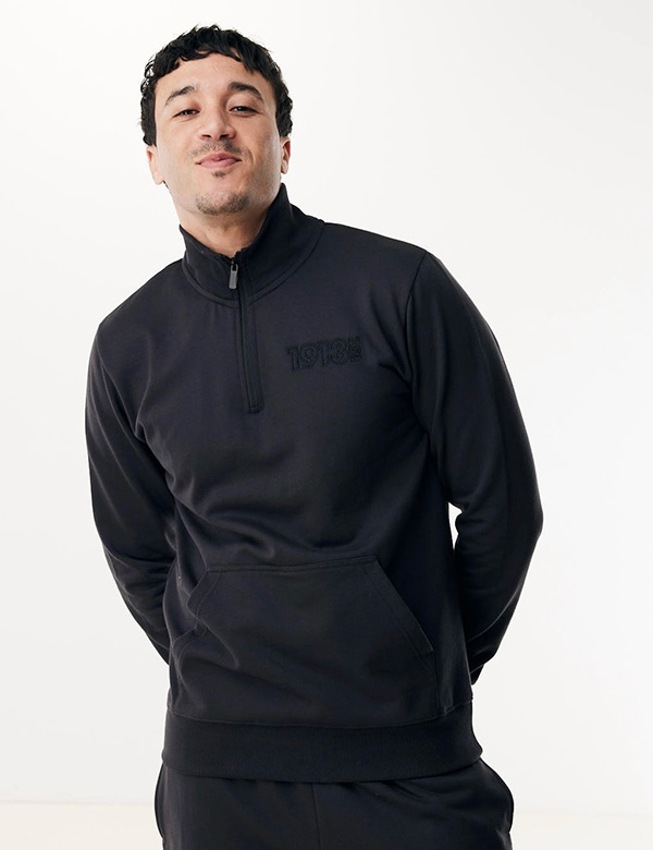 Mannelijk model met bruin haar Moussa.